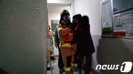18일 오후 10시 20분쯤 부산 북구 화명동에 있는 한 아파트 3층에서 불이 나 20여분만에 진화됐다. /사진=뉴스1(부산소방본부 제공)