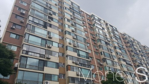 문재인정부 부동산정책에 대해 못한다는 의견과 잘한다는 의견이 각각 34%, 24%로 조사됐다. 사진은 서울 강남구 압구정 현대아파트. /사진=김창성 기자