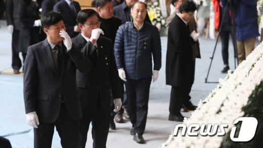충북 제천 스포츠센터 화재 참사 건물 실소유주 의혹을 받고 있는 강현삼 (왼쪽) 충북도의회 의원. /사진=뉴스1