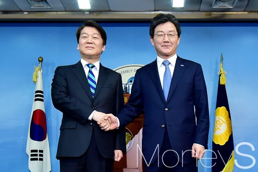 안철수 국민의당 대표, 유승민 바른정당 대표가 18일 서울 여의도 국회 정론관에서 통합공동선언을 발표하기 앞서 악수를 나누고 있다. /사진=임한별 기자