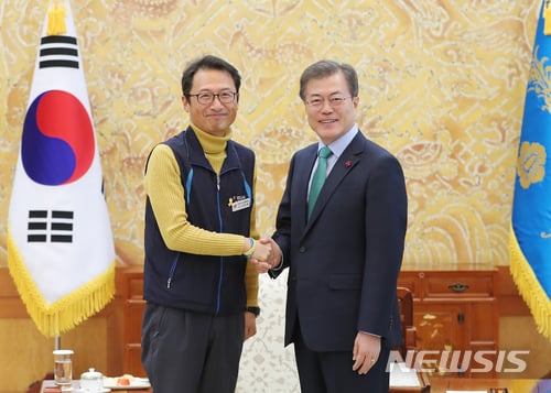 문재인 대통령이 19일 오후 청와대 접견실에서 민주노총 김명환 위원장과 만났다. /사진=뉴시스(청와대 제공)