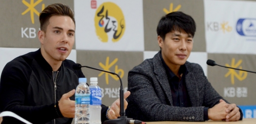 김동성(오른쪽)과 안톤 오노가 인터뷰한 모습./사진=뉴스1