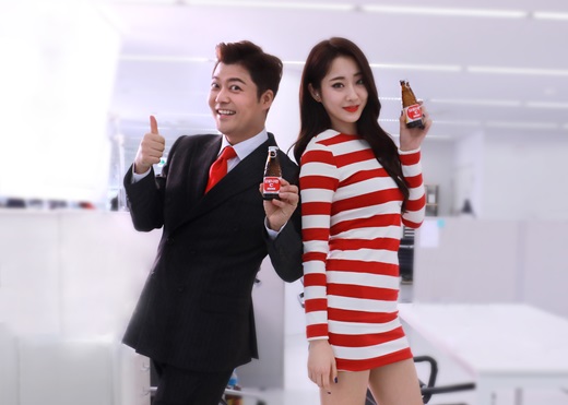 동아오츠카 ‘오로나민C’ 2018년 모델로 선정된 전현무(왼쪽)와 경리. /사진=동아오츠카