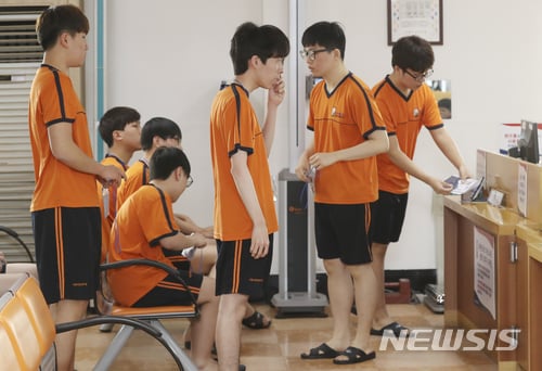2018년도 첫 병역판정검사가 실시된 1일 오전 서울 영등포구 서울지방병무청에서 병역판정 대상자들이 신체검사를 받고 있다./사진=뉴시스