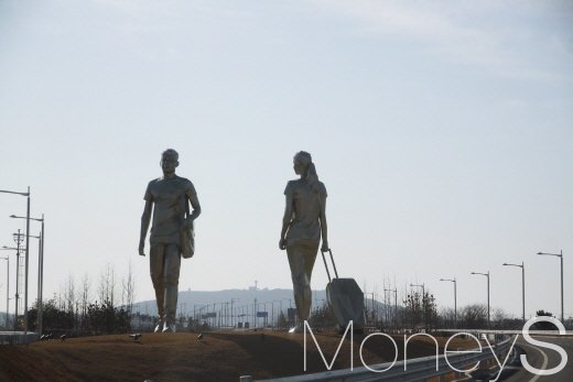 제2터미널로 향하는 길에 설치된 조형물. /사진=박찬규 기자