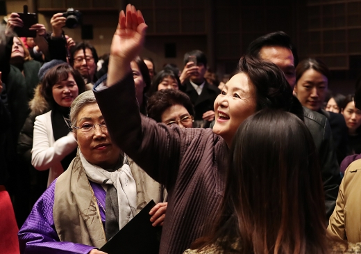 김정숙 여사가 평창 동계올림픽 성공을 기원하는 종묘제례악 공연을 관람했다. /사진=뉴스1