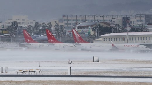 눈보라 몰아치는 제주국제공항. /사진=이석형 뉴스1 기자
