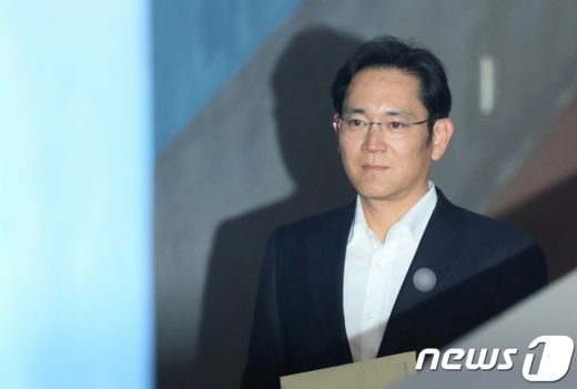 5일 항소심 선고공판에서 징역 2년6개월에 집행유예 4년을 선고 받은 이재용 삼성전자 부회장이 경기도 의왕시 서울구치소에서 석방돼 1년여만에 밖으로 나서고 있다. /사진=임한별 기자