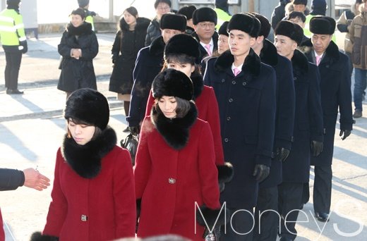 북한 권혁봉 문화성 국장과 현송월 삼지연관현악단장을 비롯한 북한 예술단이 7일 오전 강원 동해시 묵호항에 전날 정박한 만경봉-92호에서 하선해 차량으로 이동하고 있다. /사진=사진공동취재단