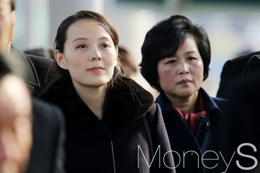 [머니S포토] '백두혈통' 김정은 동생 김여정, 여유로운 표정으로 인천 도착