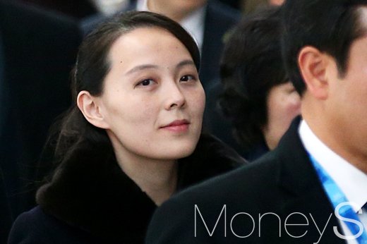 [머니S포토] 취재진 의식하는 김정은 동생 김여정