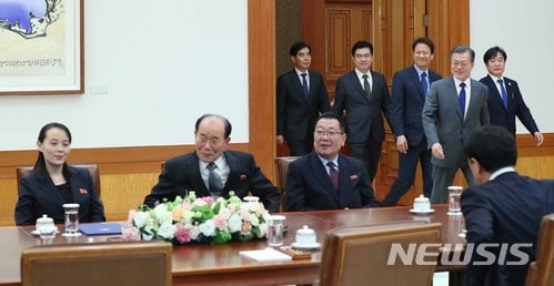문재인 대통령이 10일 청와대 본관 접견실에서 열린 북측 대표단 접견 및 오찬에 참석하고 있다. /사진=뉴시스