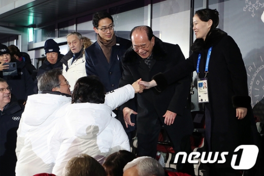 9일 강원도 평창올림픽스타디움에서 열린 평창동계올림픽 개막식에 문재인 대통령이 김여정 노동당 중앙위원회 제1부부장과 인사를 나누고 있다. /사진=뉴스1(청와대 제공)