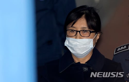 최순실씨가 13일 서울 서초구 서울중앙지법에서 열린 1심 선고 공판에 출석하고 있다. /사진=뉴시스