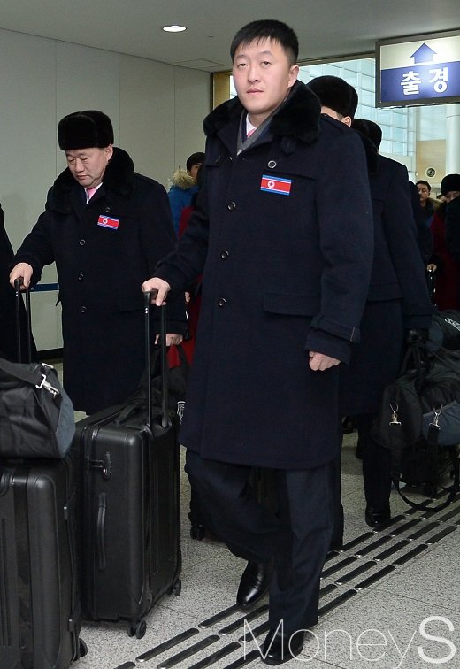 [머니S포토] 북한 태권도 시범단, 남북출입사무소로 출경