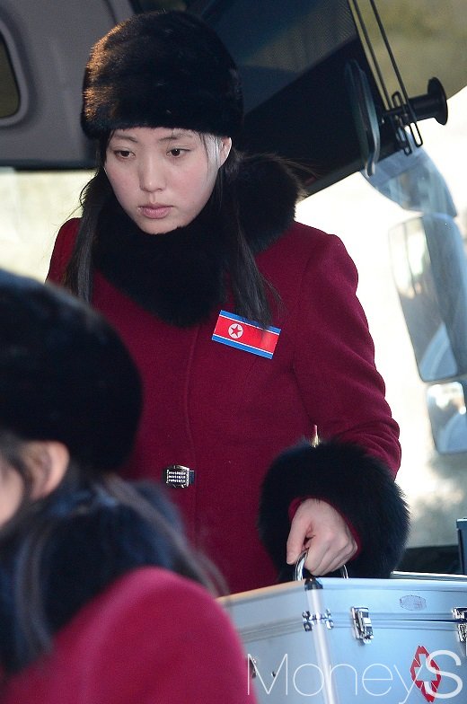 [머니S포토] 하차하는 북한 태권도 시범단