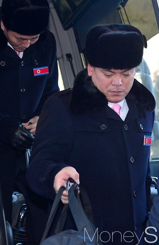 [머니S포토] 버스에서 내리는 북한 태권도 시범단