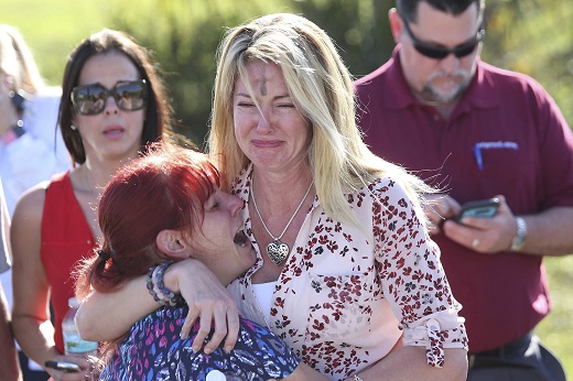 미 플로리다주 남부 파크랜드의 매저리 스톤맨 더글러스 고등학교에서 14일 오후(현지시간) 총격 사고가 발생해 17명이 사망했다. /사진=파크랜드(미 플로리다주) AP/뉴시스