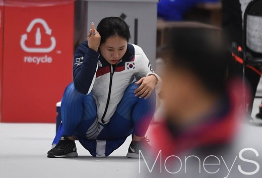 [머니S포토] 여자 팀추월 준준결승 탈락…주저앉은 박지우