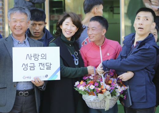 대신금융그룹 이어룡 회장(앞줄 왼쪽 두번째)이 충북 괴산군 청천재활원을 방문해 사랑의 성금을 전달하고 있다./사진=대신증권 제공