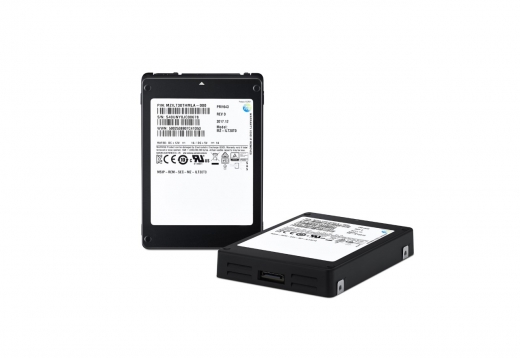 20 Ｚڴ  ִ 뷮 30.72TB SAS SSD Ѵٰ . /=Ｚ