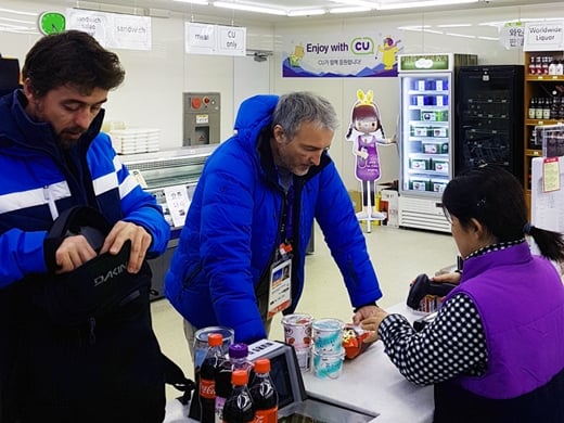 2018 평창 동계올림픽을 관람하기 위해 방문한 외국인들이 편의점에서 주류와 과일을 가장 많이 찾는 것으로 나타났다. /사진=BGF리테일 @머니S MNB, 식품 외식 유통 · 프랜차이즈 가맹 & 유망 창업 아이템의 모든 것