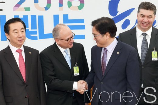 [머니S포토] 군산공장 폐쇄 관련 논의 앞서 인사 나누는 베리 앵글과 우원식