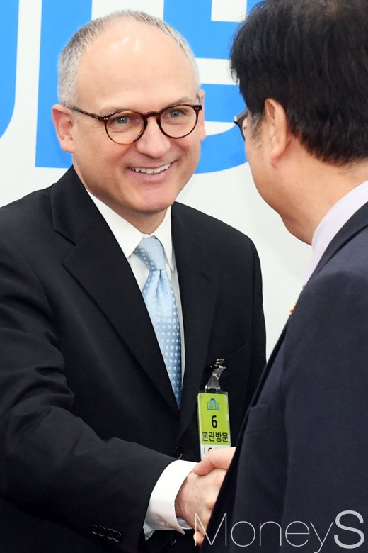 [머니S포토] 한국GM 대책 논의 앞서 인사 나누는 베리 앵글
