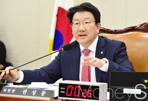 [머니S포토] 김진태 질의 자제 시키는 권성동