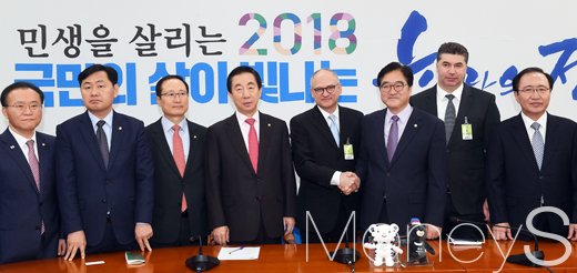한국GM의 군산공장 폐쇄 발표에 따른 후폭20일 베리 앵글 GM 총괄 부사장 겸 해외사업부문(GM International) 사장과 카허 카젬 한국GM 사장이 서울 여의도 국회를 방문, 대책 논의에 앞서 GM대책 TF 위원장들과 기념촬영을 갖고 있다. /사진=임한별 기자