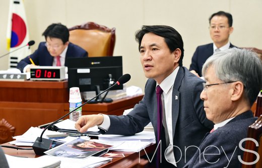 20일 서울 여의도 국회 법제사법위원회의실에서 전체회의가 열린 가운데 김진태 의원이 김일성 가면 응원과 관련해 조명균 통일부 장관을 질타했다./사진=임한별 기자