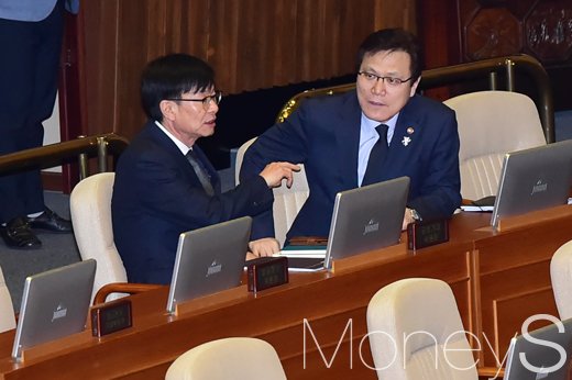 [머니S포토] 다시 열린 국회 본회의, 의견 나누는 김상조-최종구