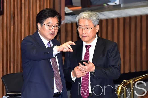 [머니S포토] 다시 열린 본회의, 우원식-김동철, 무슨 대화 중?