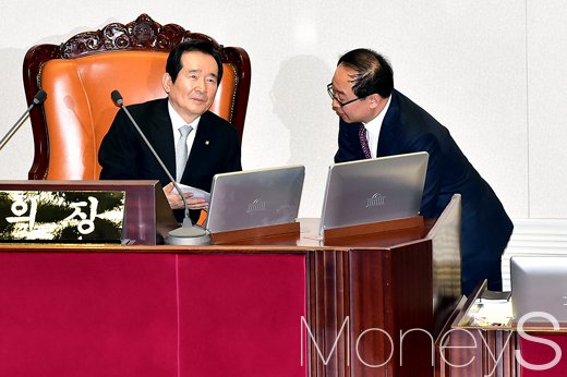 [머니S포토] 의견 나누는 정세균 국회의장