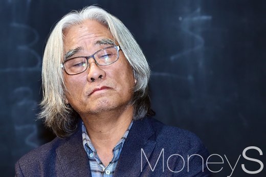 성추행·성폭행 의혹을 받는 이윤택 연극연출가(66)가 지난 19일 서울 종로구 명륜동 30스튜디오에서 공개 사과 기자회견을 가졌다. /사진=임한별 기자