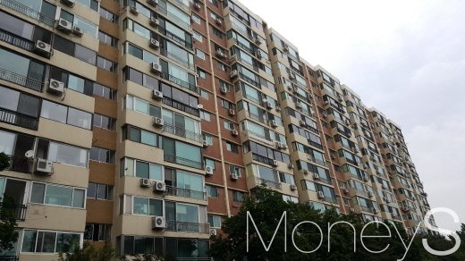 안전진단 강화로 주요 재건축 사업 추진에 제동이 걸릴 전망이다. 사진은 서울의 대표적인 재건축 추진 단지인 압구정동 현대아파트. /사진=김창성 기자