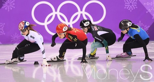[머니S포토] '금메달리스트' 최민정 여유로운 레이스