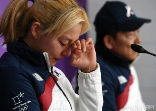 김보름 선수와 백철기 감독이 기자회견을 하고 있다./사진=머니투데이