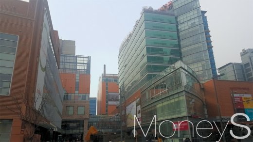 가산디지털단지의 쇼핑몰 밀집 지역. /사진=김창성 기자