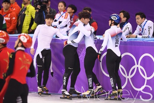 한국 남자 계주 대표팀이 22일 오후 강원도 강릉 아이스아레나에서 열린 2018 평창동계올림픽 쇼트트랙 스피드스케이팅 남자 5000m 계주 결승에 출전해 레이스를 마치고 포옹하고 있다. /사진=2018 평창사진공동취재단