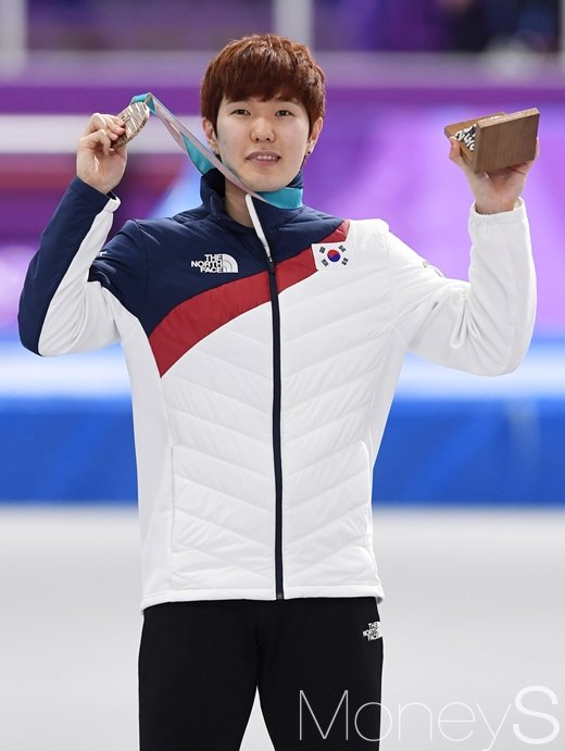 [머니S포토] 시상대에 오른 김태윤, 감동의 동메달