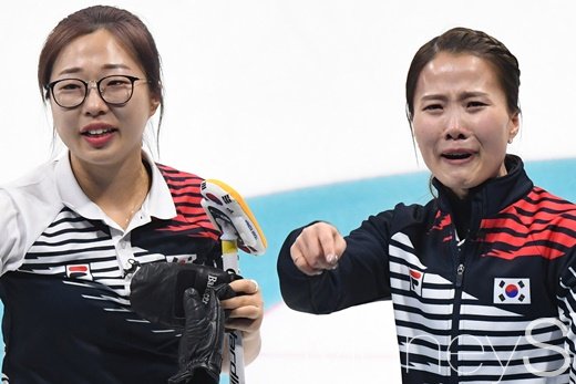 [머니S포토] 여자컬링 결승 진출, 감동의 눈물 흘리는 김선영·김은정