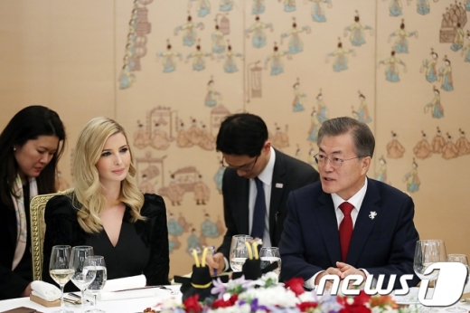 '文대통령 이방카'. 문재인 대통령과 이방카 트럼프 미국 백악관 보좌관이 23일 오후 서울 청와대 상춘재에서 만나 환담을 나누고 있다. /사진=뉴스1 (청와대 제공) 