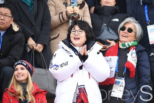 [머니S포토] 환한 미소의 김정숙 여사, 아쉬워하는 강경화 장관