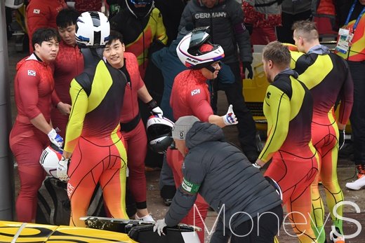 [머니S포토] 독일 선수들과 악수하는 한국 봅슬레이 대표팀