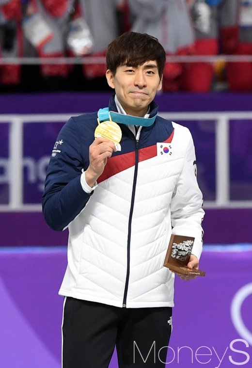 [머니S포토] 매스스타트 초대 금메달리스트 이승훈