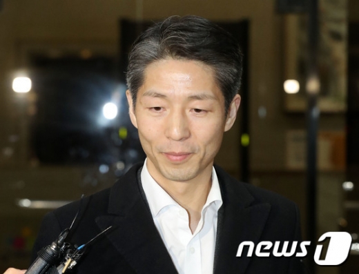 불법자금 수수 혐의를 받고 있는 이명박 전 대통령의 사위인 이상주 삼성전자 전무가 27일 새벽 검찰 조사를 마치고 서초구 서울중앙지검을 나서고 있다. /사진=뉴스1