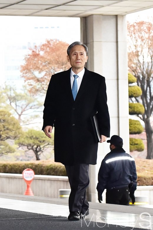 [머니S포토] 직권남용 혐의 김관진, 검찰 출석
