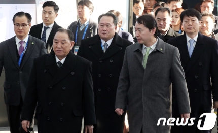 평창동계올림픽 폐회식 참석차 방남한 김영철 북한 노동당 중앙위원회 부위원장(통일전선부장) 등 북한 고위급 대표단이 지난 25일 KTX를 타고 평창군 진부역에 도착했다./사진=뉴스1