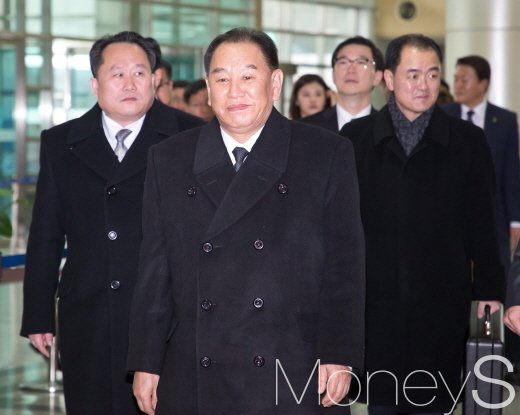 [머니S포토] 북한 김영철-리선권, 출경